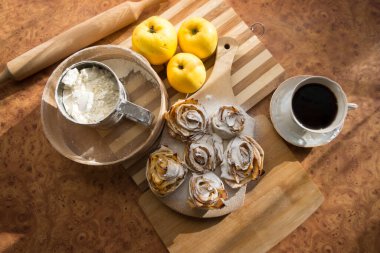 Fırında elmalardan güller, çay ve kahvaltı için lezzetli bir tatlı..
