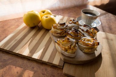 Fırında elmalardan güller, çay ve kahvaltı için lezzetli bir tatlı..