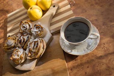 Fırında elmalardan güller, çay ve kahvaltı için lezzetli bir tatlı..