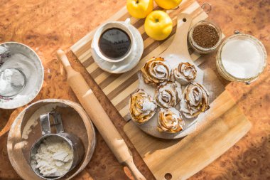 Fırında elmalardan güller, çay ve kahvaltı için lezzetli bir tatlı..