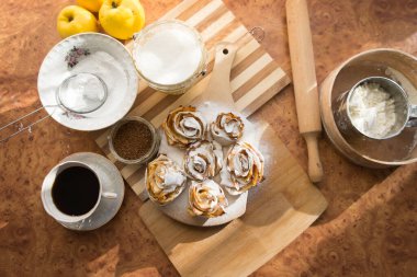 Fırında elmalardan güller, çay ve kahvaltı için lezzetli bir tatlı..