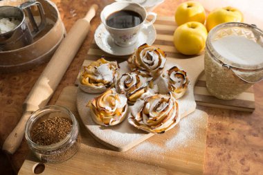 Fırında elmalardan güller, çay ve kahvaltı için lezzetli bir tatlı..
