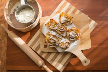Fırında elmalardan güller, çay ve kahvaltı için lezzetli bir tatlı..