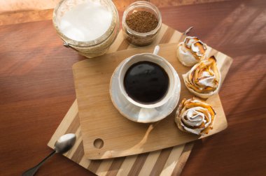 Fırında elmalardan güller, çay ve kahvaltı için lezzetli bir tatlı..