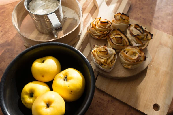 Fırında elmalardan güller, çay ve kahvaltı için lezzetli bir tatlı..