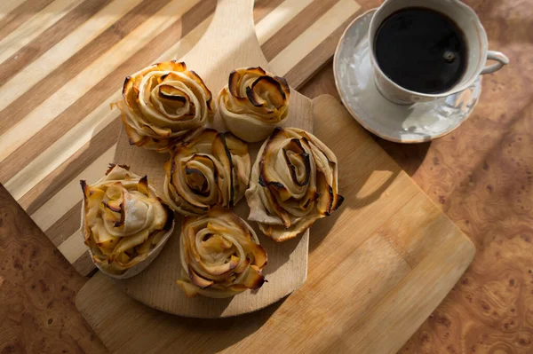 Fırında elmalardan güller, çay ve kahvaltı için lezzetli bir tatlı..