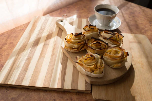 オーブンでリンゴからのバラ 紅茶と朝食のためのおいしいデザート — ストック写真