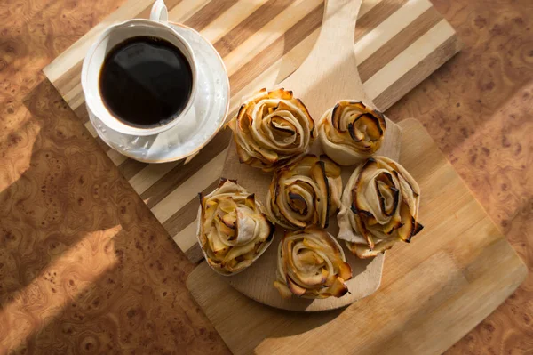 Fırında elmalardan güller, çay ve kahvaltı için lezzetli bir tatlı..