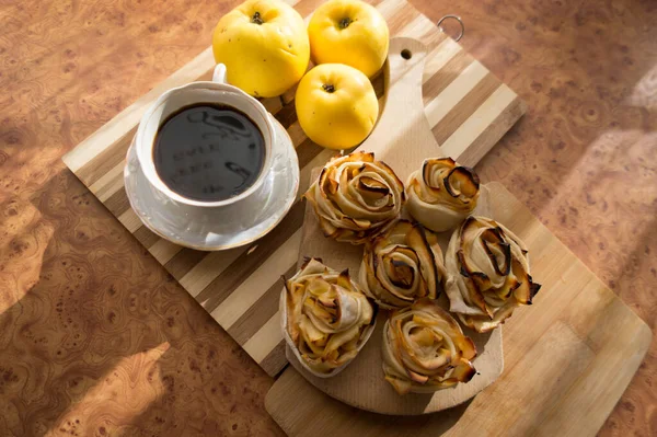 オーブンでリンゴからのバラ 紅茶と朝食のためのおいしいデザート — ストック写真