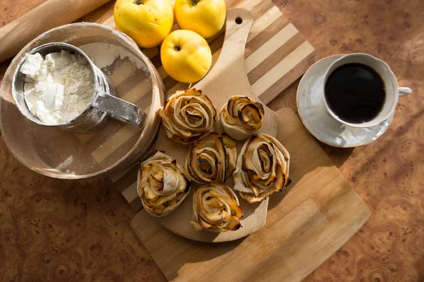 Fırında elmalardan güller, çay ve kahvaltı için lezzetli bir tatlı..