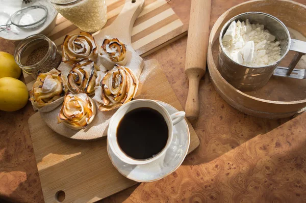 Fırında elmalardan güller, çay ve kahvaltı için lezzetli bir tatlı..