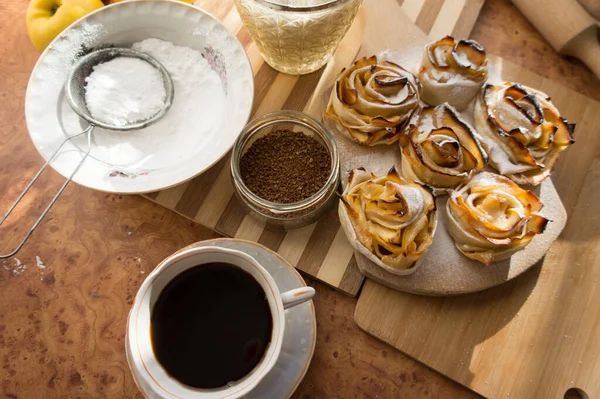 Fırında elmalardan güller, çay ve kahvaltı için lezzetli bir tatlı..