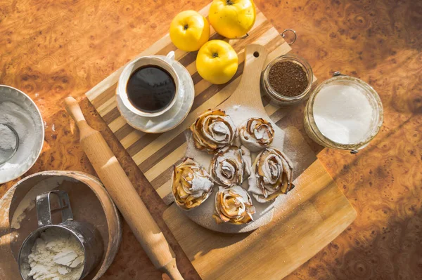 Fırında elmalardan güller, çay ve kahvaltı için lezzetli bir tatlı..