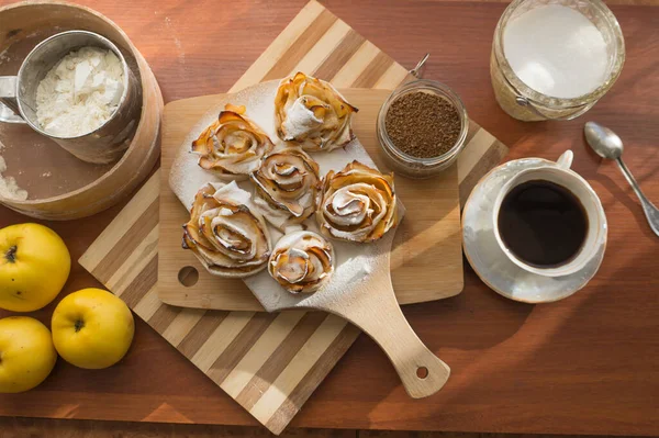 Fırında elmalardan güller, çay ve kahvaltı için lezzetli bir tatlı..