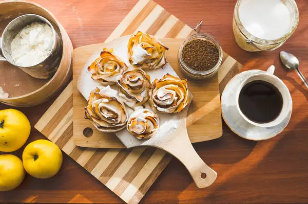 Fırında elmalardan güller, çay ve kahvaltı için lezzetli bir tatlı..