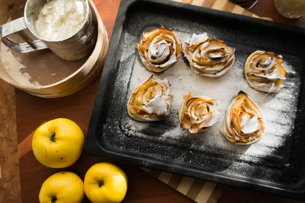 Fırında elmalardan güller, çay ve kahvaltı için lezzetli bir tatlı..