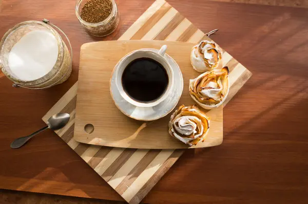 Fırında elmalardan güller, çay ve kahvaltı için lezzetli bir tatlı..