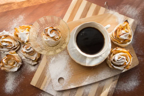 Fırında elmalardan güller, çay ve kahvaltı için lezzetli bir tatlı..