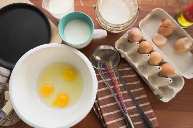 Krep haftası. Yumurta, un, tereyağı ve süt karışımından lezzetli ve kanlı krepler pişirmek için hamur hazırlığı. Maslenitsa geleneksel Rus festivali yemeği.