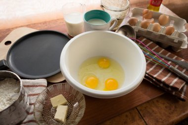 Krep haftası. Yumurta, un, tereyağı ve süt karışımından lezzetli ve kanlı krepler pişirmek için hamur hazırlığı. Maslenitsa geleneksel Rus festivali yemeği.