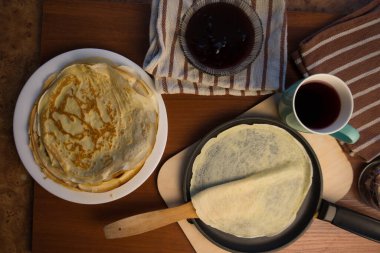 Krep haftası. Yumurta, un, tereyağı ve süt karışımından lezzetli ve kanlı krepler pişirmek için hamur hazırlığı. Maslenitsa geleneksel Rus festivali yemeği.