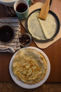Krep haftası. Yumurta, un, tereyağı ve süt karışımından lezzetli ve kanlı krepler pişirmek için hamur hazırlığı. Maslenitsa geleneksel Rus festivali yemeği.
