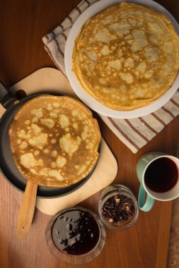 Krep haftası. Yumurta, un, tereyağı ve süt karışımından lezzetli ve kanlı krepler pişirmek için hamur hazırlığı. Maslenitsa geleneksel Rus festivali yemeği.