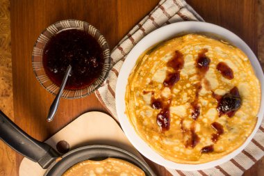 Krep haftası. Yumurta, un, tereyağı ve süt karışımından lezzetli ve kanlı krepler pişirmek için hamur hazırlığı. Maslenitsa geleneksel Rus festivali yemeği.