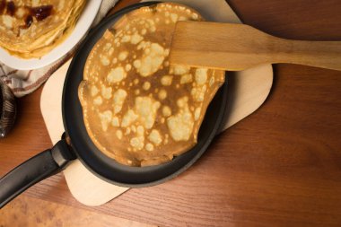 Krep haftası. Yumurta, un, tereyağı ve süt karışımından lezzetli ve kanlı krepler pişirmek için hamur hazırlığı. Maslenitsa geleneksel Rus festivali yemeği.