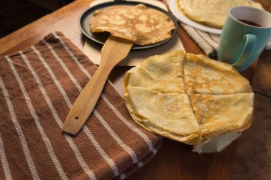 Krep haftası. Yumurta, un, tereyağı ve süt karışımından lezzetli ve kanlı krepler pişirmek için hamur hazırlığı. Maslenitsa geleneksel Rus festivali yemeği.