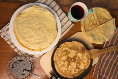 Krep haftası. Yumurta, un, tereyağı ve süt karışımından lezzetli ve kanlı krepler pişirmek için hamur hazırlığı. Maslenitsa geleneksel Rus festivali yemeği.