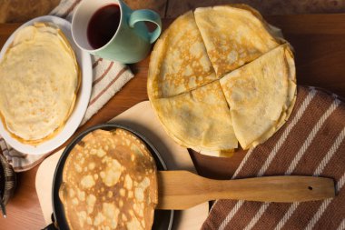 Krep haftası. Yumurta, un, tereyağı ve süt karışımından lezzetli ve kanlı krepler pişirmek için hamur hazırlığı. Maslenitsa geleneksel Rus festivali yemeği.