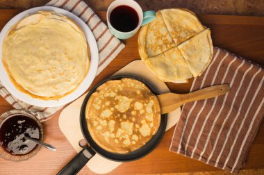 Krep haftası. Yumurta, un, tereyağı ve süt karışımından lezzetli ve kanlı krepler pişirmek için hamur hazırlığı. Maslenitsa geleneksel Rus festivali yemeği.