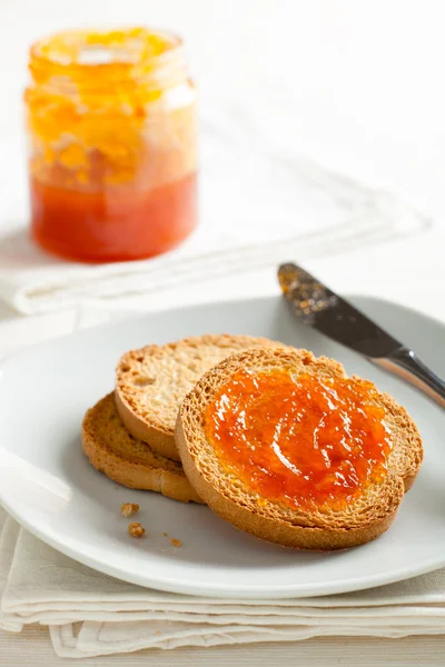 Поджаренный хлеб с абрикосовым вареньем — стоковое фото