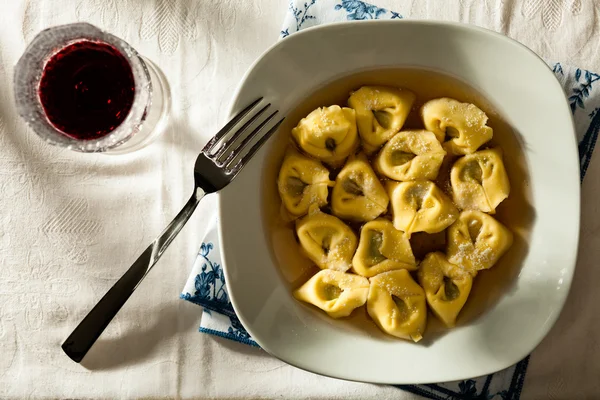 et suyu içinde tortellini