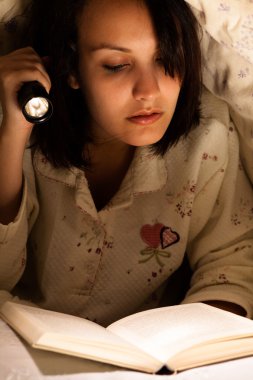 Kitap okuyan bir kadın.
