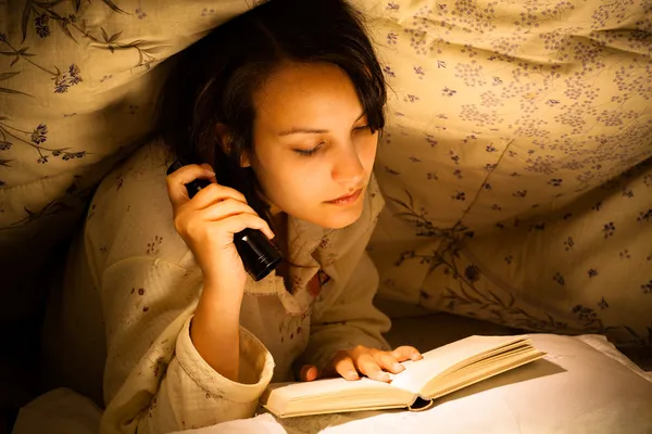 Een vrouw die een boek leest — Stockfoto