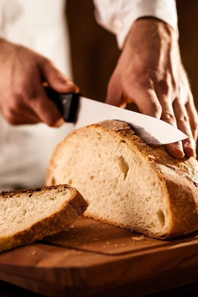 Skivning bröd — Stockfoto