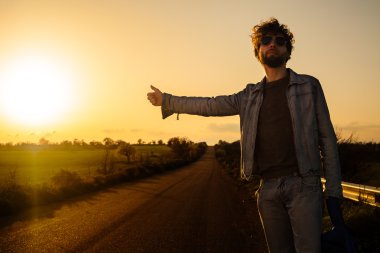 Otostop çekiyordum.