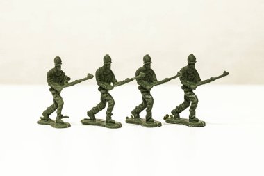 Yeşil plastik oyuncak askerlerin bir grup izole görüntü