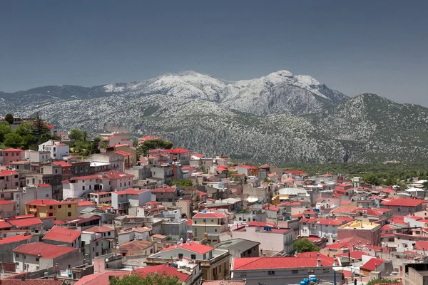 Dorgali kırmızı çatılar altında dağ Supramonte (Sardunya)