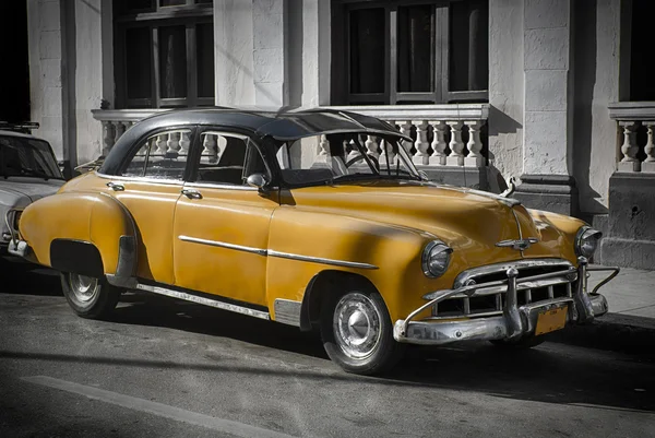 Oude auto in cuba, havanna, geel colourized — Stockfoto