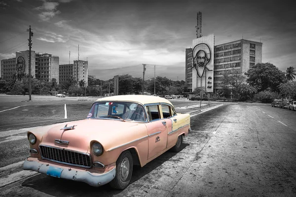 Altes auto in kuba, havanna, rosa gefärbt — Stockfoto