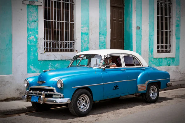 Vecchia macchina blu di fronte alla casa blu, Cuba — Foto Stock