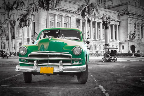 Havanna 古巴国会大厦，绿色的旧车 — 图库照片