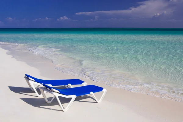 Caribbean beach with canvas chairs in Cuba — Stock Photo, Image