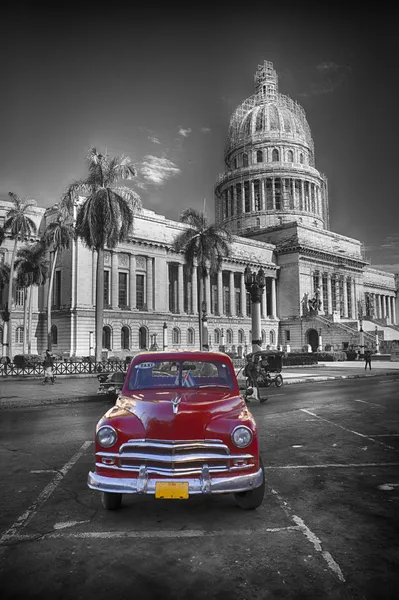 Carro velho vermelho no Capitólio, Havanna Cuba Imagem De Stock