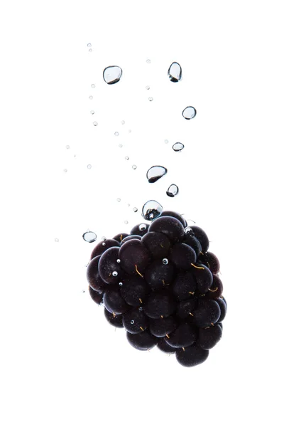Blackberry dans l'eau avec des bulles d'air — Photo