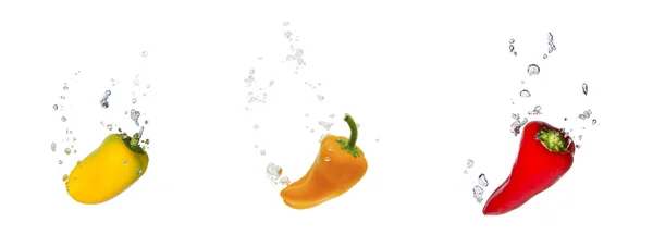 Yellow, orange and red capsicum in water with air bubbles — Stock Photo, Image