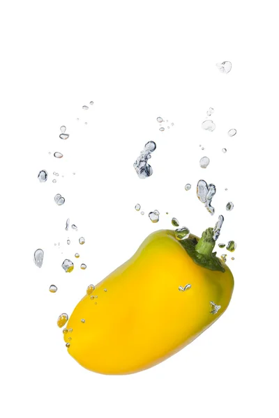 Capsicum amarillo en agua con burbujas de aire Imagen de archivo